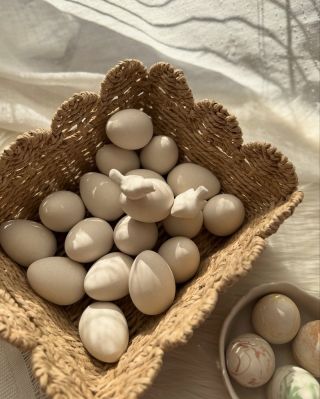 Vajíčka všudee 🥚🤍 ❔💬 Jak jste si užili víkend? ☀️😍 #vbetonovempelisku #velikonoce #velikonocnidekorace #jaro #interierczsk...