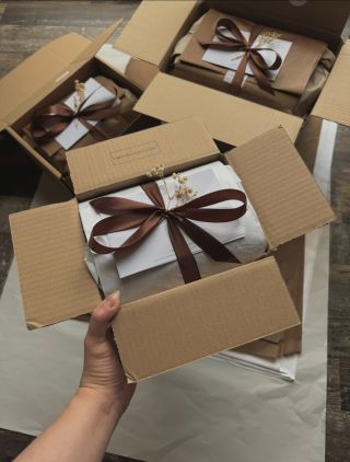 Čtyři dny plné balení. 📦🎀 Ufff, dneska odešla poslední předprodejová objednávka a já mám obrovskou radost.🥹 Upřímně jsem v...