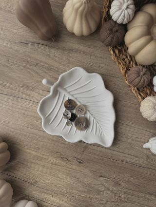 Lístek, symbol podzimu, který vnese do domova útulnost a jemný detail. 🥹🍂 Za mě rozhodně kousek, který by neměl v podzimní...