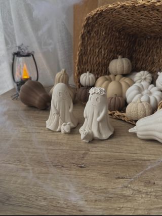 MR. a MRS. BOO je nerozlučný pár duchů venčící své pejsky. 🥹👻 Milují se, usmívají se a rádi se bok po boku procházejí...