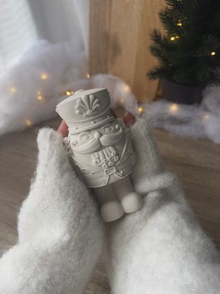 Ten, co bdí, když ostatní spí. 🤭 Hlídá světýlka, vánoční sny i dárečky pod stromečkem. 🎄🎁 Louskáček je symbol Vánoc, který...